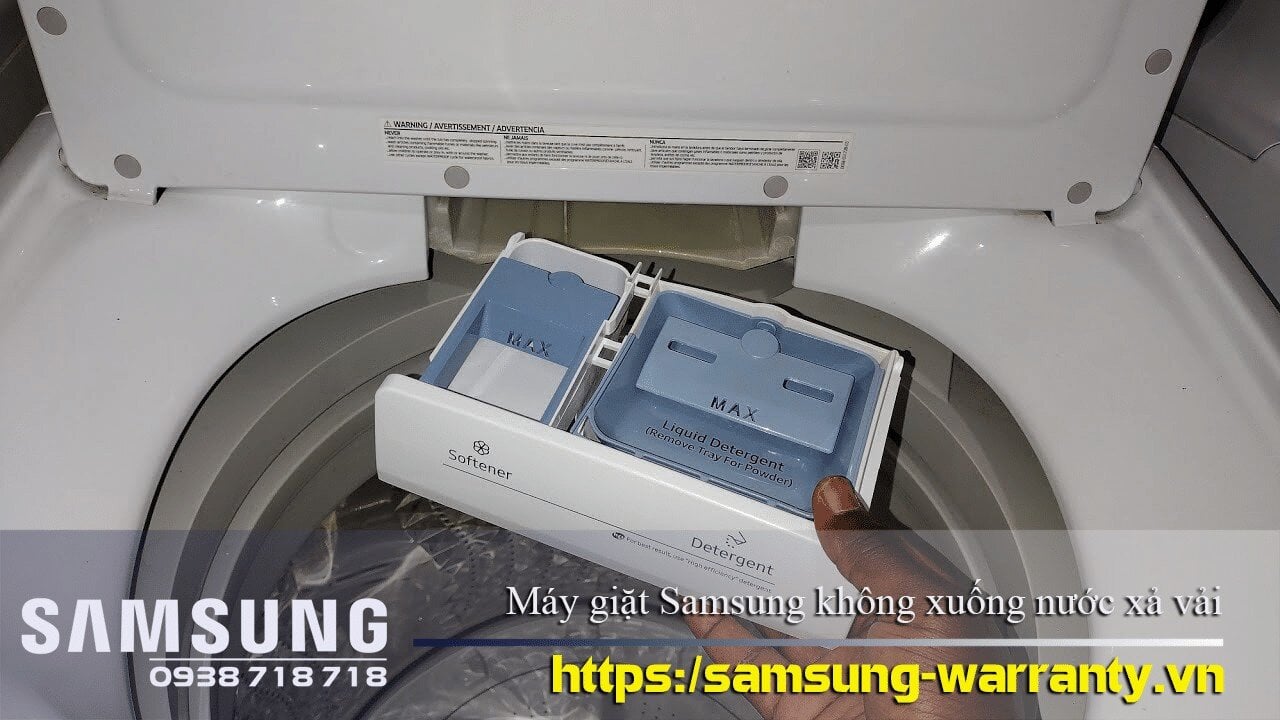 Nên làm sạch ngăn phân phối thường xuyên để tránh tình trạng máy giặt Samsung không xuống nước xả vải